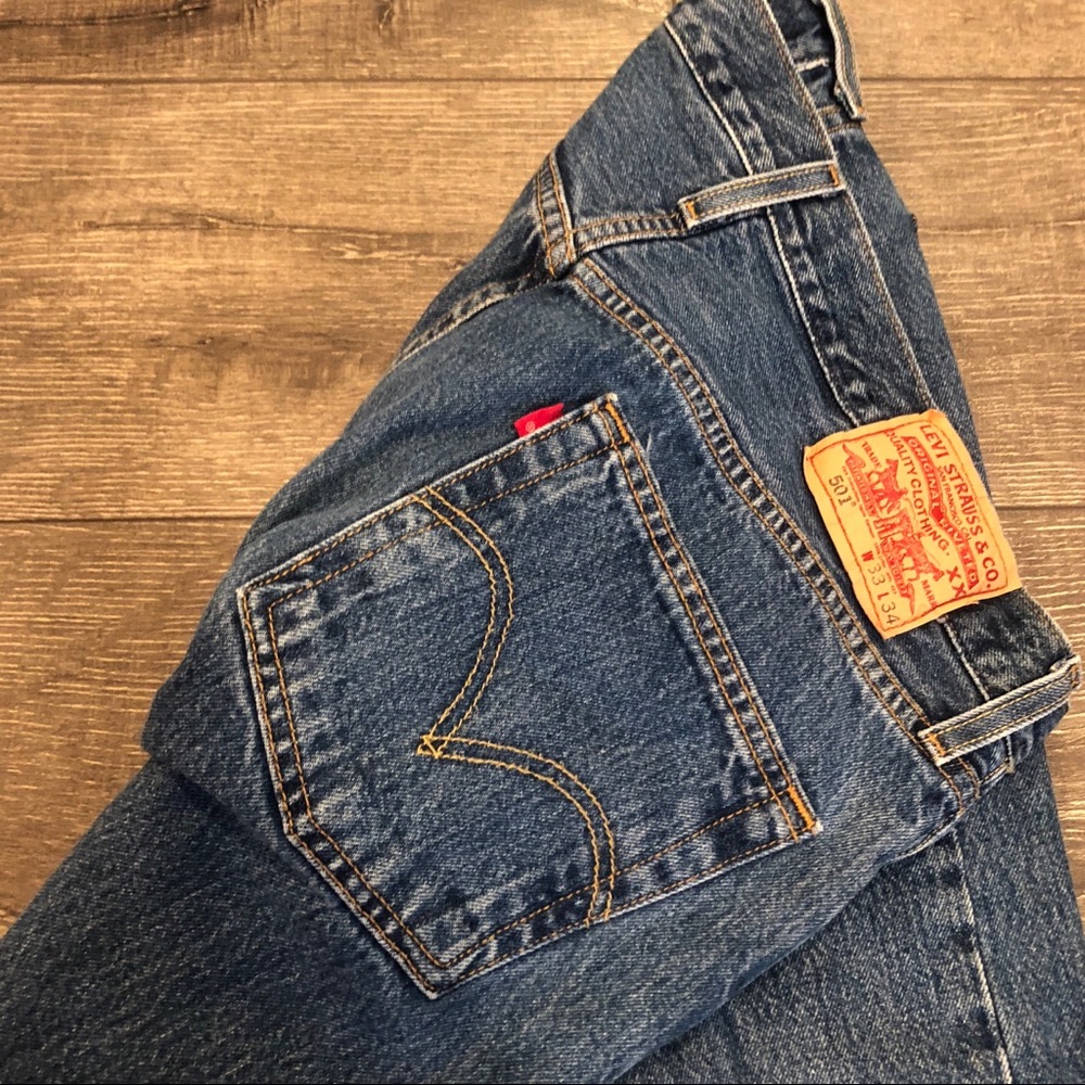 Blue wash Levi’s jeans 💙